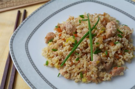 Чесночный рис с куриным филе