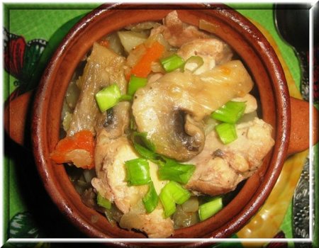Курица с грибами в горшочке