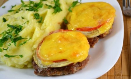 Котлеты в духовке с овощами и сыром