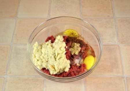 Котлеты в духовке с овощами и сыром