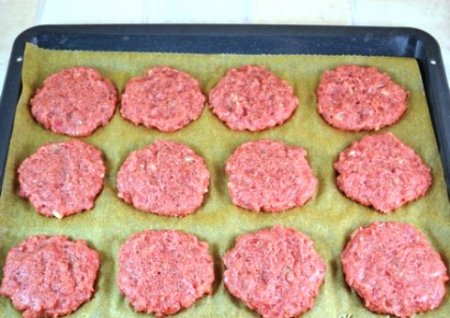 Котлеты в духовке с овощами и сыром