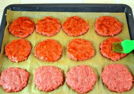 Котлеты в духовке с овощами и сыром