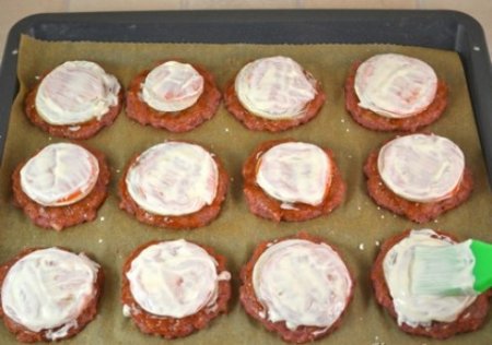 Котлеты в духовке с овощами и сыром