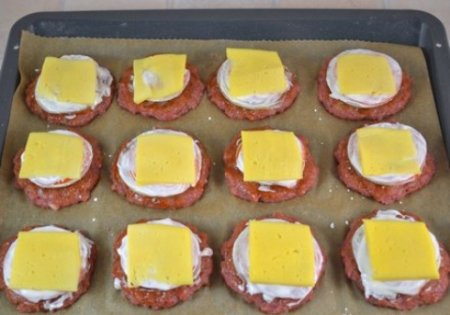 Котлеты в духовке с овощами и сыром