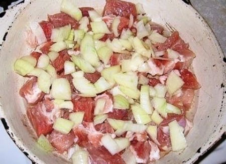 Тушеное мясо под сыром