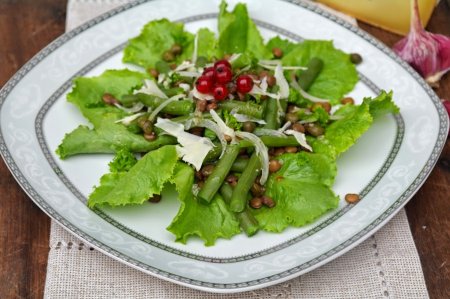 Салат со стручковой фасолью и зеленоватой чечевицей