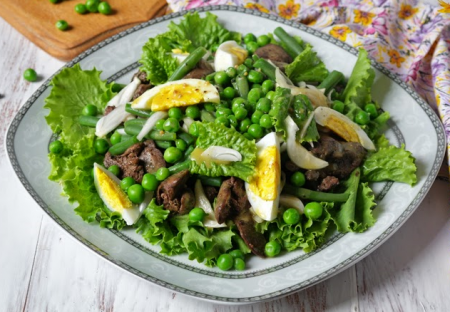 Салат с куриной печенкой, горошком и стручковой фасолью