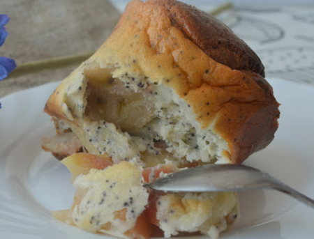 Горячий творожный десерт с маком и плодами