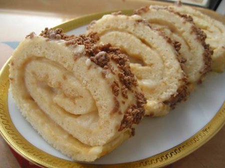 Рулет со сгущенкой и орешками