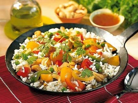 Рис с болгарским перцем под соусом чили