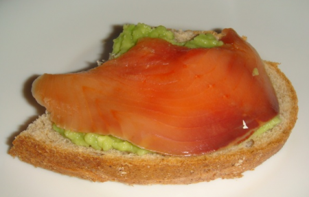 Бутерброды с авокадо и красноватой рыбой 