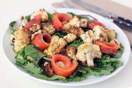 Салат из запеченной цветной капусты и малосольного лосося