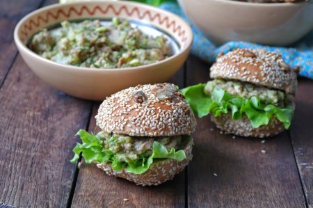 Пшенично-ржаные булочки с семечками и намазка из тунца с авокадо 