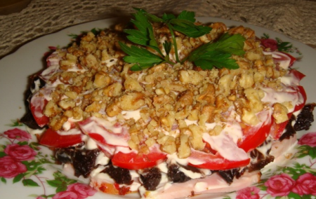 Салат из ветчины с черносливом под помидорной шапкой