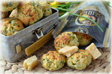Луково-чесночное печенье с пармезаном