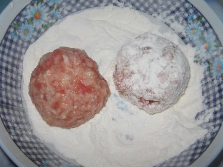 Мясные тефтели в молочном соусе