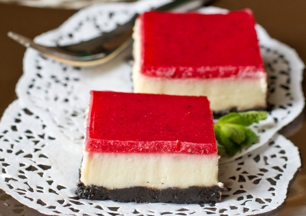 Чизкейк с белоснежным шоколадом и земляничным желе