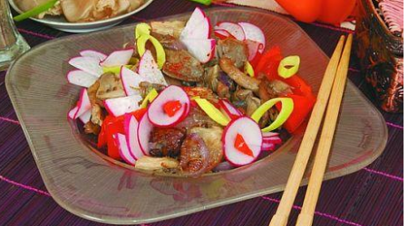 Салат из свинины с грибами и редисом