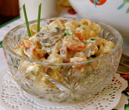 Салат из ветчины и макарон под соусом рикотта