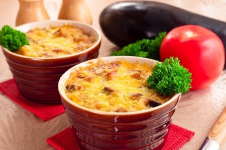 Запеканка с баклажанами и фаршем с соусом Бешамель