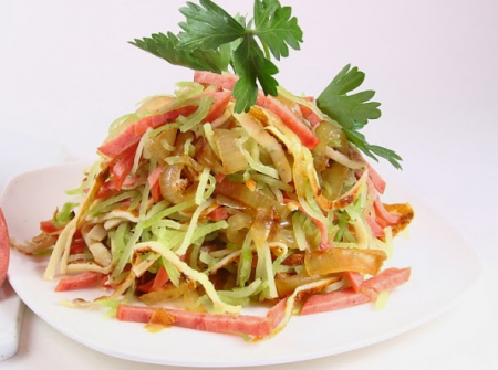 Салат с полукопченой колбасой и редькой