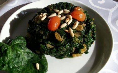 Шпинат с кедровыми орешками, изюмом