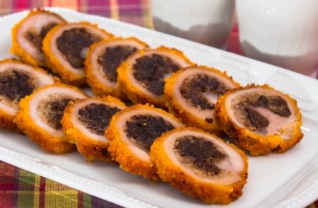 Рулетики из свинины, фаршированные орешками и черносливом