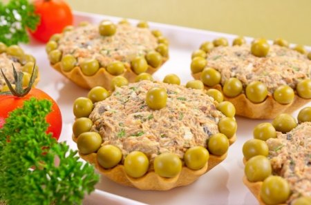 Тарталетки с салатом из куриной печени