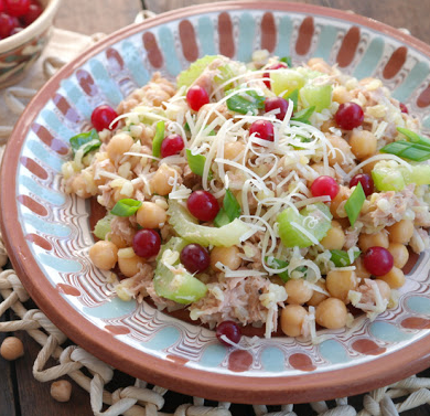 Салат из нута и булгура с тунцом