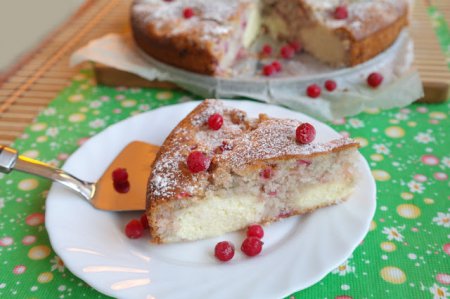Пирог с красноватой смородиной и творогом