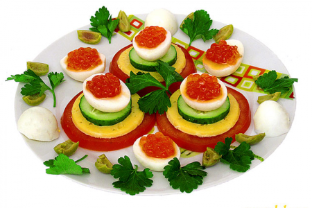 Перепелиные яичка фаршированные с икрой