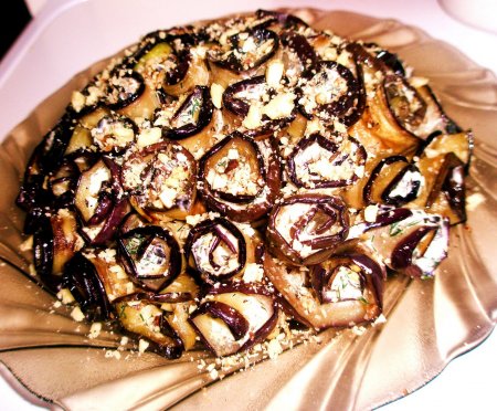Закусочные баклажаны с чесноком, орешками и пармезаном