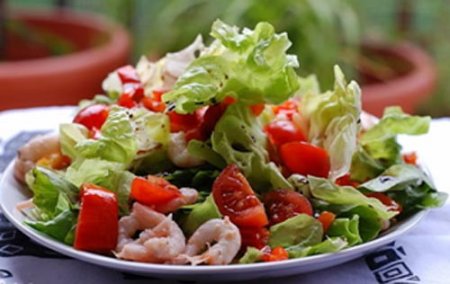 Салат с креветками и помидорами