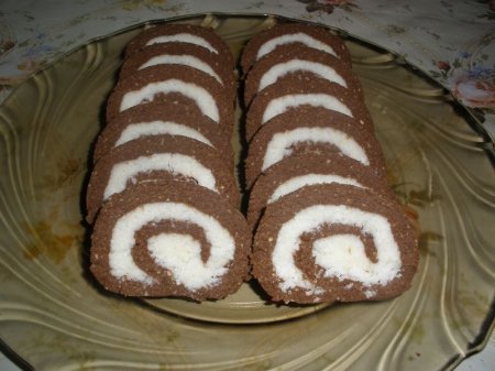 Шоколадно-кокосовый рулет без выпечки