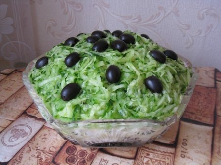 Слоеный салат "Венеция" с черносливом