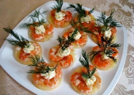 Закусочные ананасы с креветками