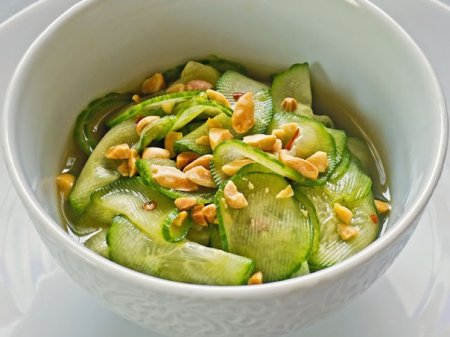 Огуречный салат с арахисом