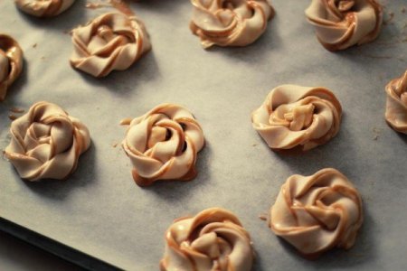 Слойки-улитки со сгущенным молоком