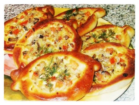 Раскрытые пирожки с сыром и грибами   