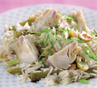 Зеленоватый салат с артишоками и рисом 