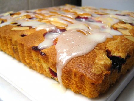 Глазированный пирог со смородиной (вишней)