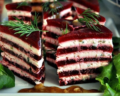 Наполеон из свеклы и козьего сыра