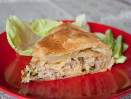 Пирог из слоеного теста с мясом и сыром