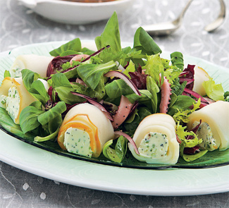 Салат с рулетиками из кальмара 