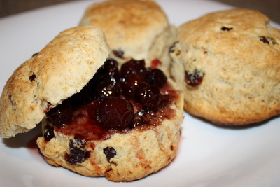 Сконсы с сушеной вишней