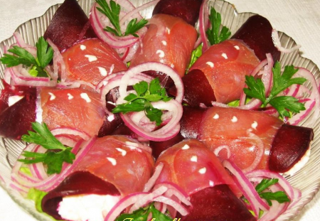 Рулеты из семги и свеклы с брынзой