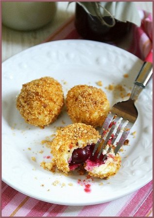 Творожные клецки с вишней