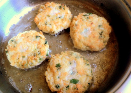 Котлеты рыбные с рисом и особенным соусом