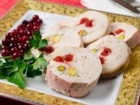 Куриный рулет с фисташками на пару
