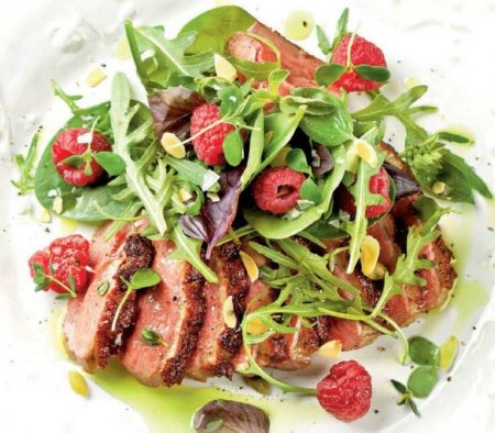 Салат с хрустящей утиной грудкой и малиной